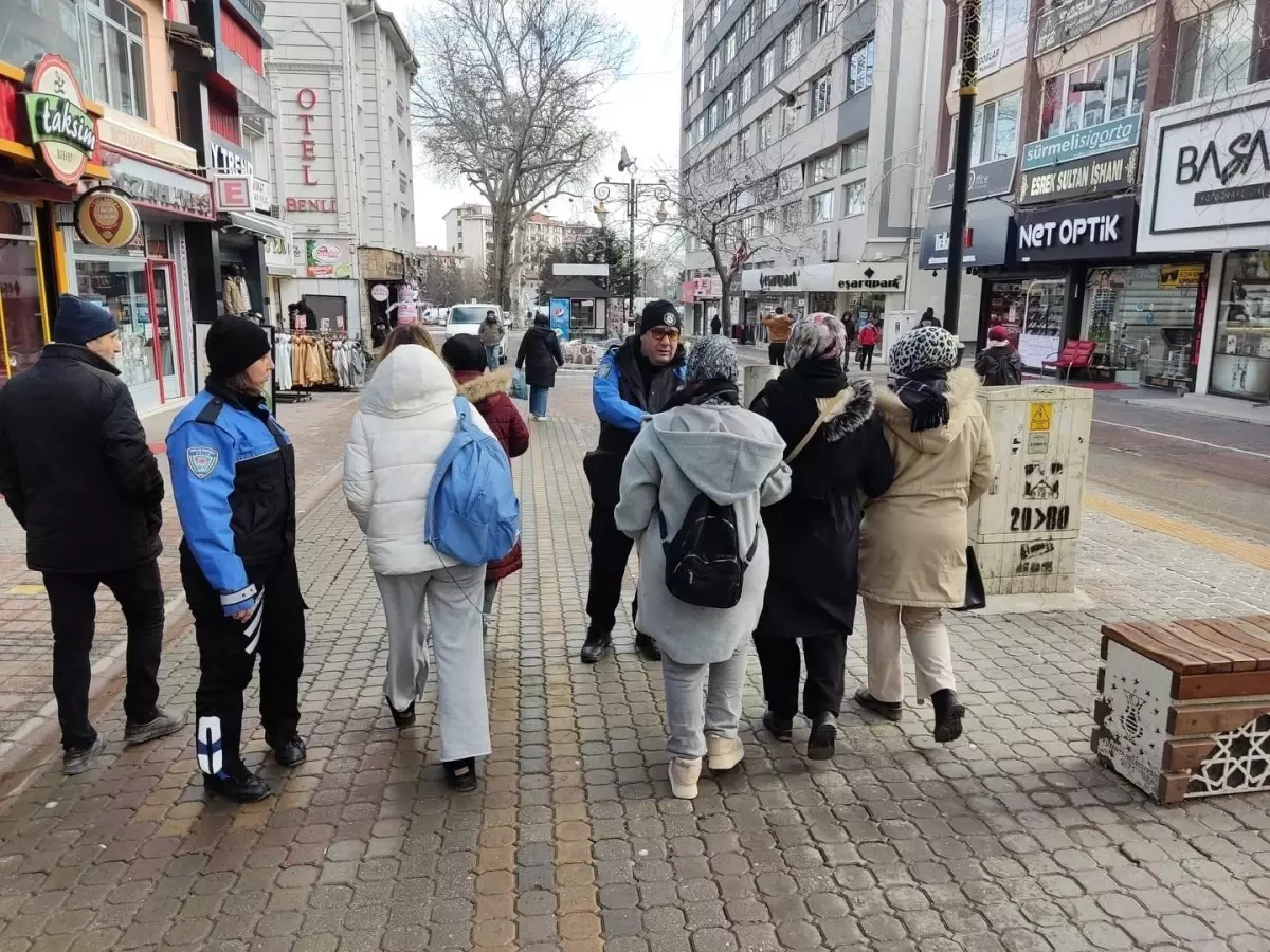 Kütahya'da semt pazarlarında dolandırıcılığa karşı bilgilendirme çalışması