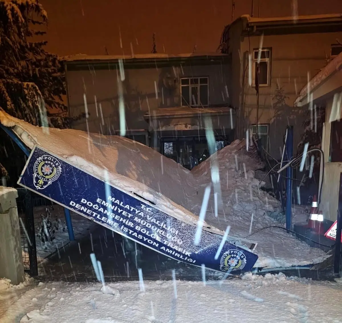 Malatya'da karın ağırlığıyla istasyon amirliğinin surdurması çöktü