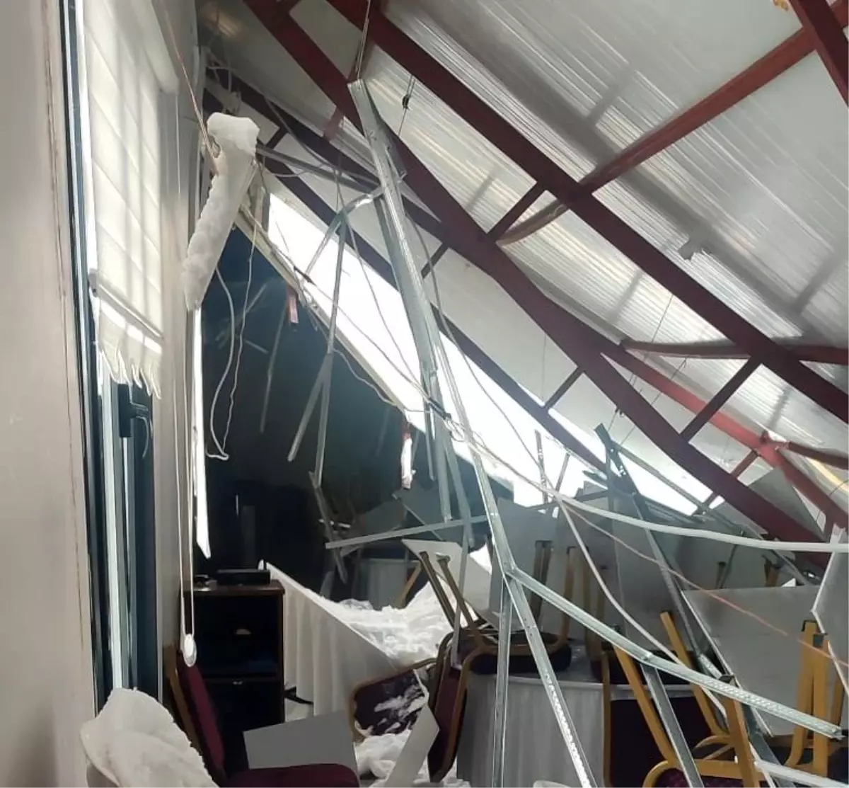 Malatya'da mevlit salonunun çatısı kardan çöktü