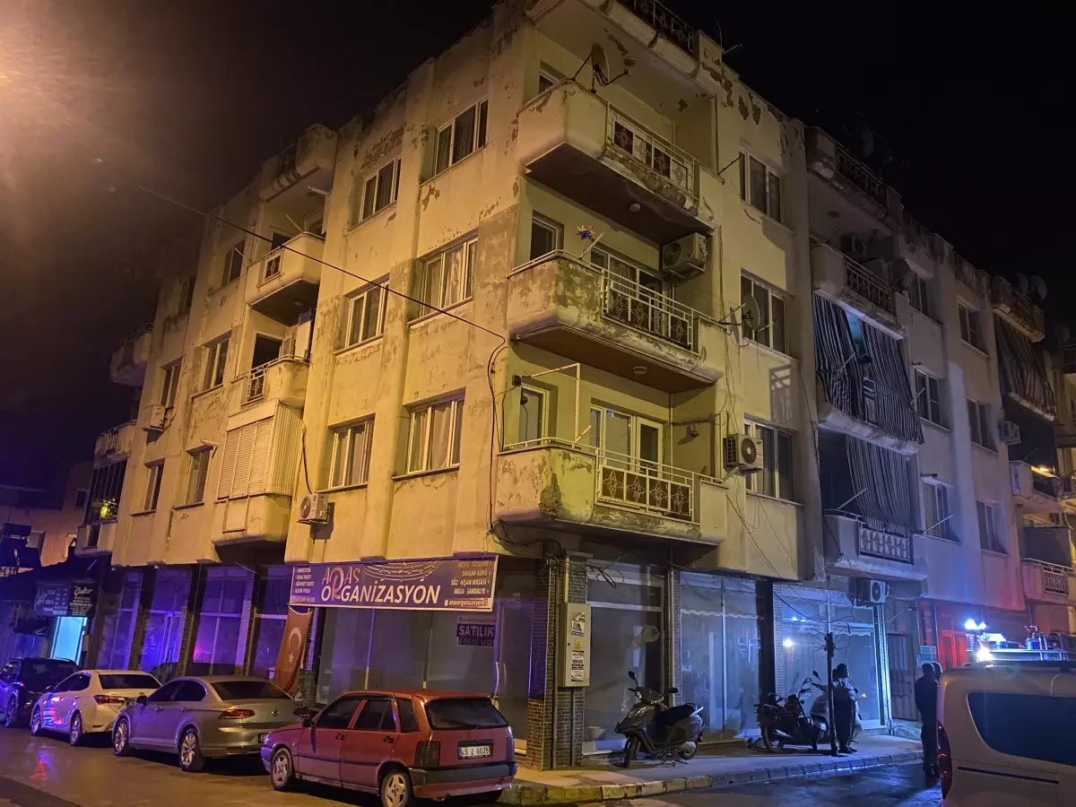 Manisa'da 4 katlı binada yangın