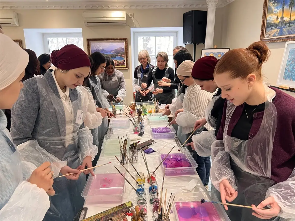 Moskova'daki askeri diplomatların eşlerine Türk ebru sanatı tanıtıldı