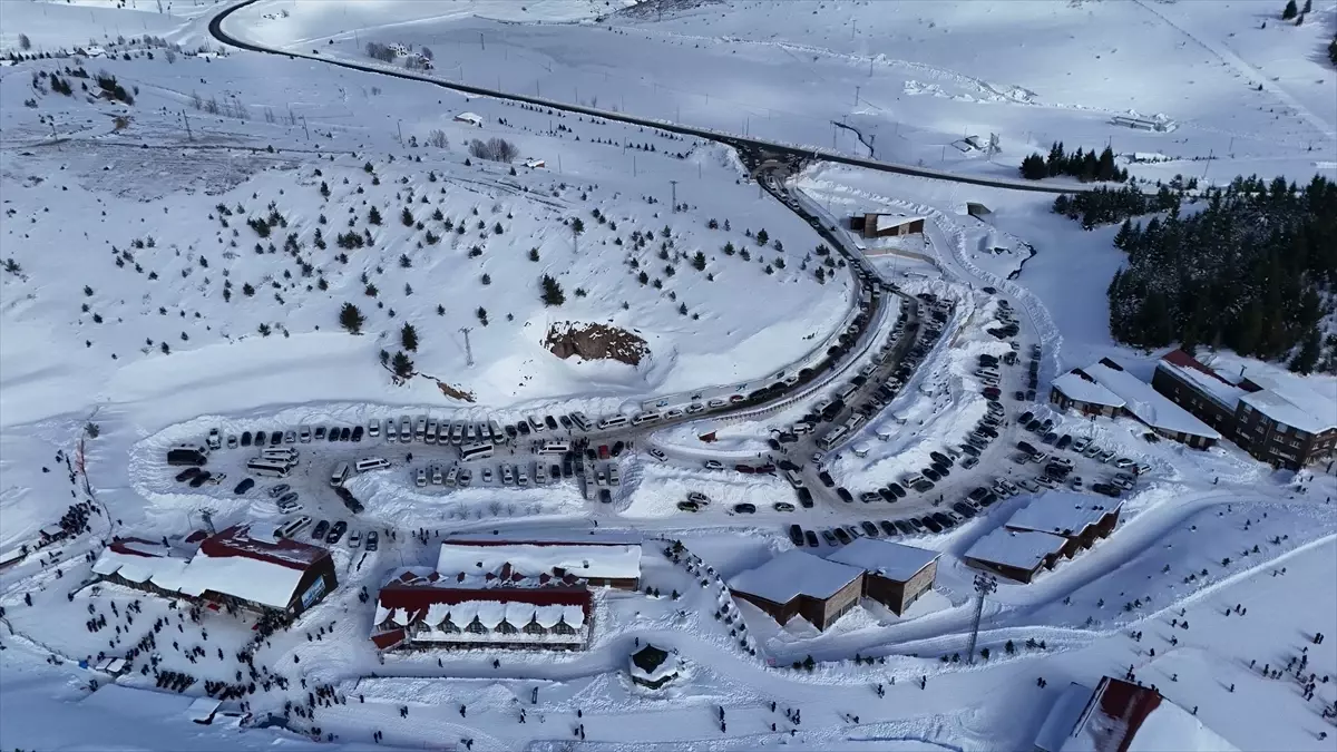 Ordu'daki Çambaşı Kayak Merkezi'nde yarıyıl tatili yoğunluğu sürüyor