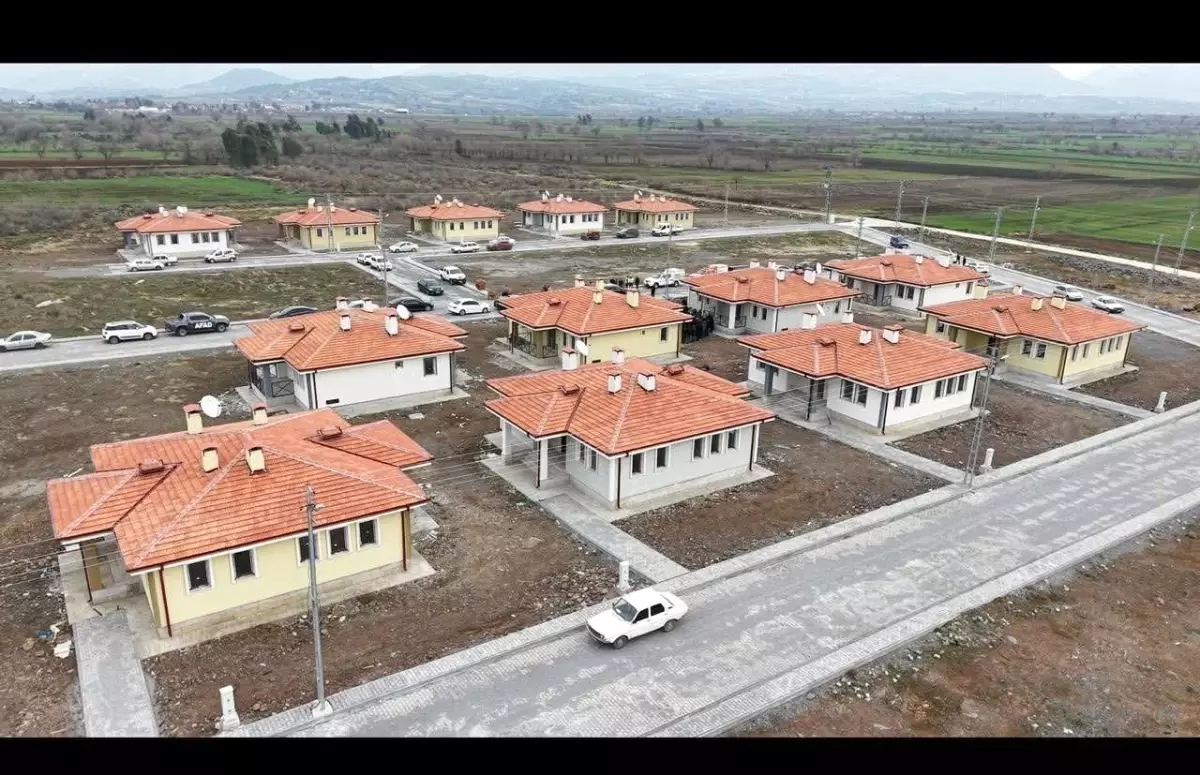 Osmaniye'de yapımı tamamlanan köy evleri hak sahiplerine teslim edildi