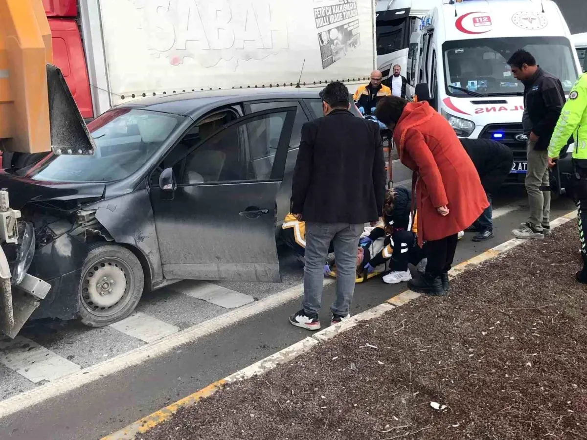 Otomobil, kırmızı ışıkta bekleyen tıra çarptı: 1 yaralı