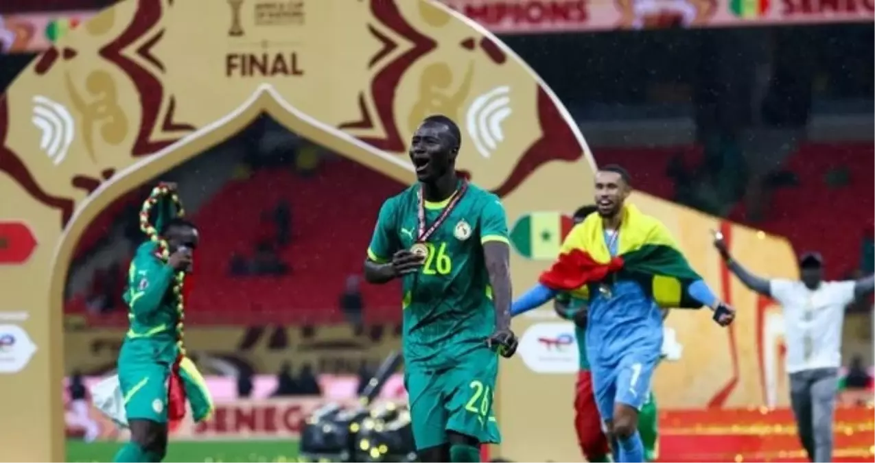 Pape Gueye Galatasaray'a mı geliyor? Pape Gueye kimdir, hangi takımda, kaç yaşında, mevki ne?