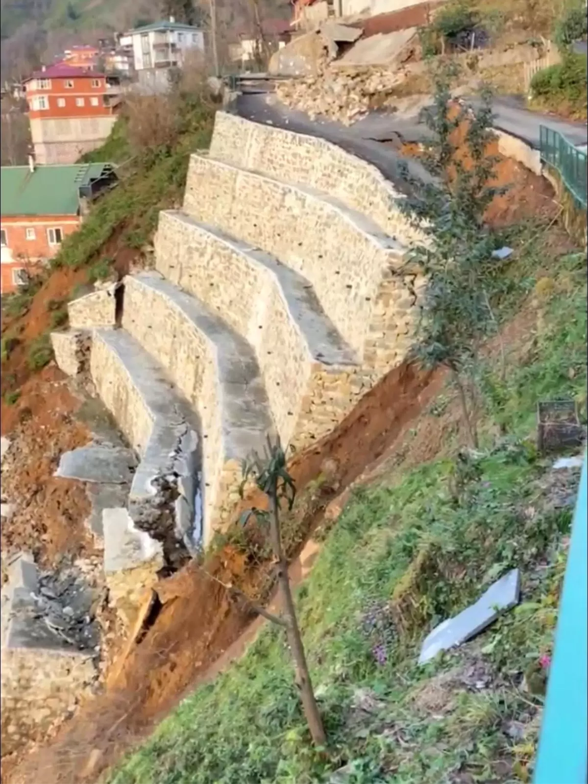 Rize'de istinat duvarı çöktü: 2 ev tedbir amaçlı boşaltıldı