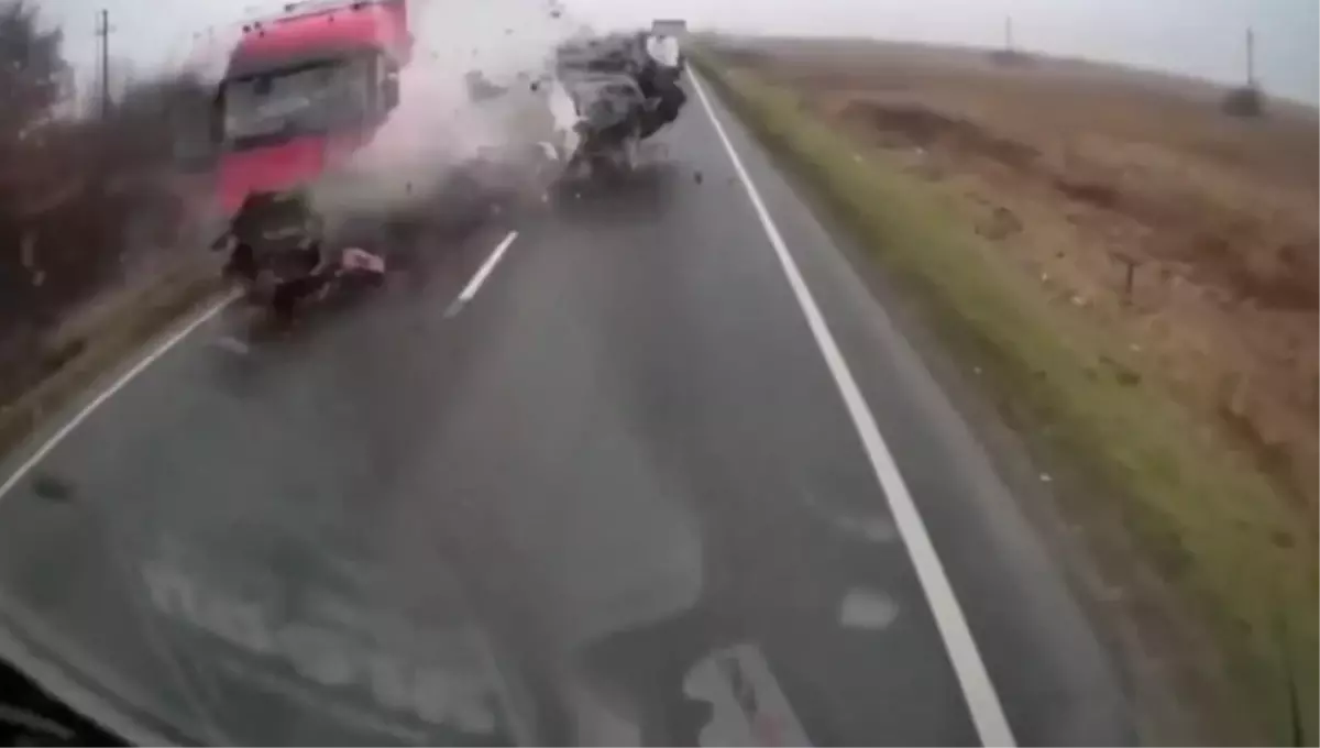 Romanya'da PAOK taraftarlarını taşıyan minibüs ile TIR çarpıştı: 7 ölü