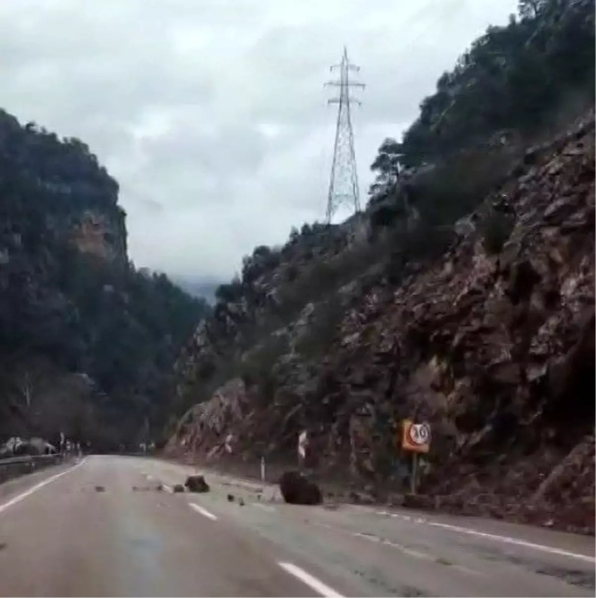 Saimbeyli'de yağışlar sonrası yola yine kaya düştü