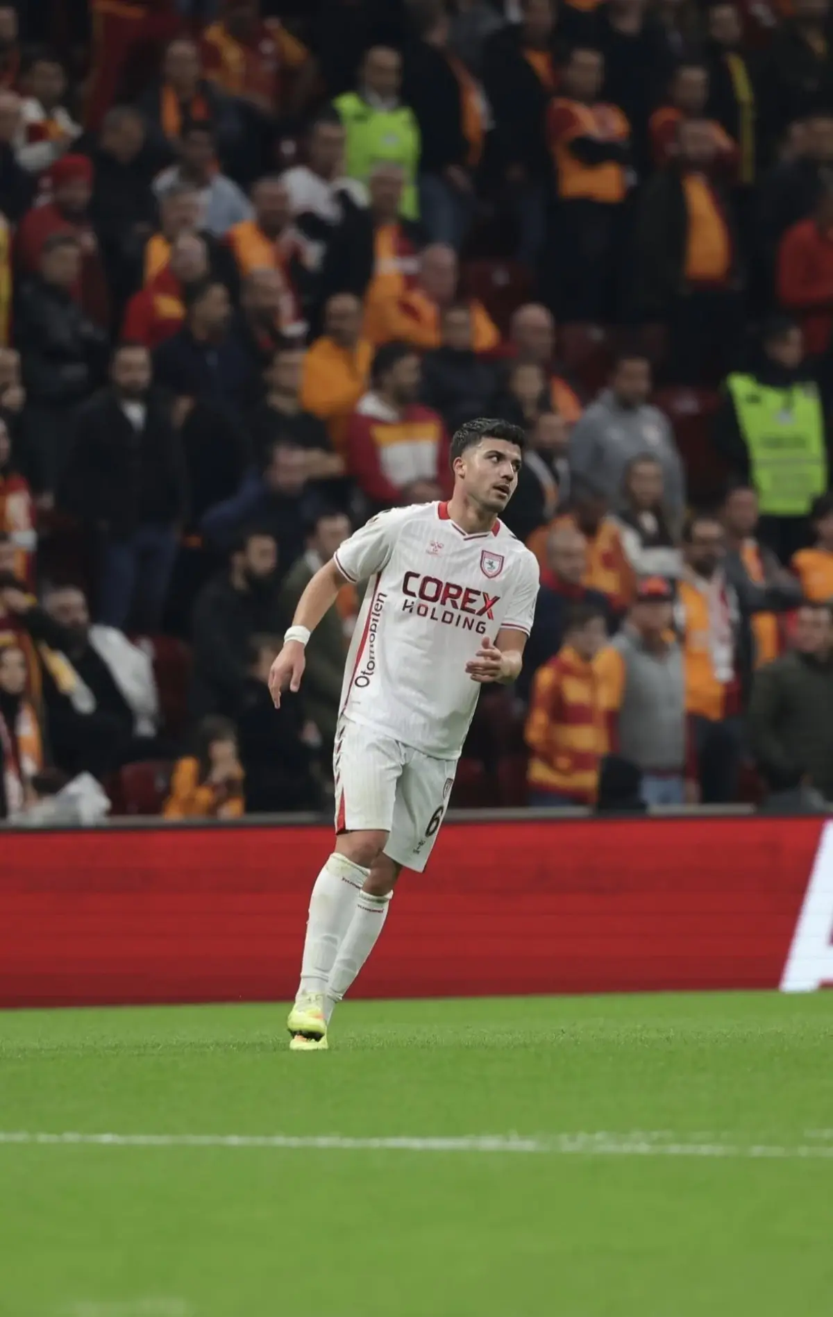 Samsunspor'un oyuncusu Eyüp Aydın trafik kazası geçirdi