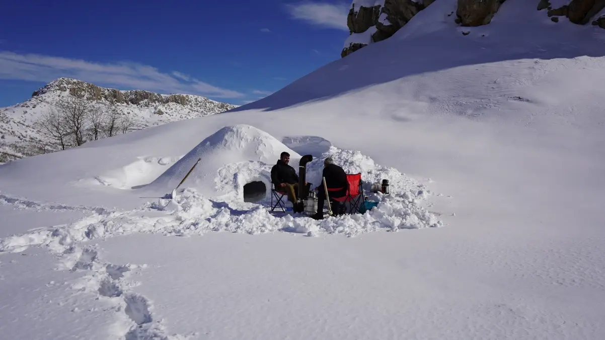 İş Makinesi Operatörü Kardan Barınaklar Yaparak Doğada Yaşamayı Tercih Ediyor