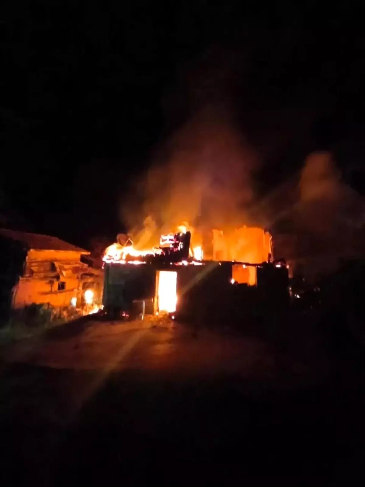 Sinop'ta çıkan yangında ev küle döndü