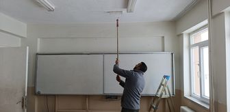 Sivas'ta köy okulunu öğretmen ile veliler onardı