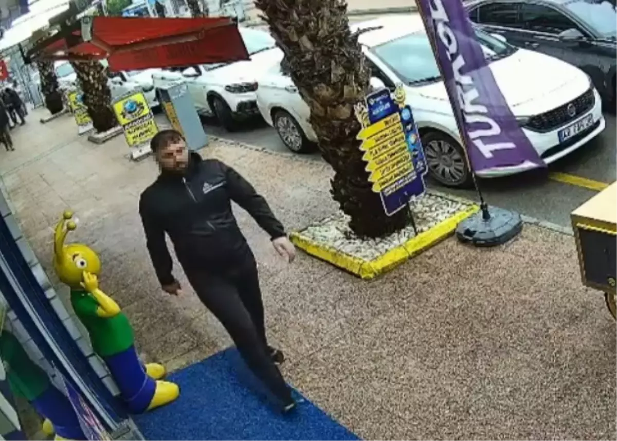 Tabancayla kuyumcuya girip 100 gram altını aldı, havaya ateş açıp kaçtı