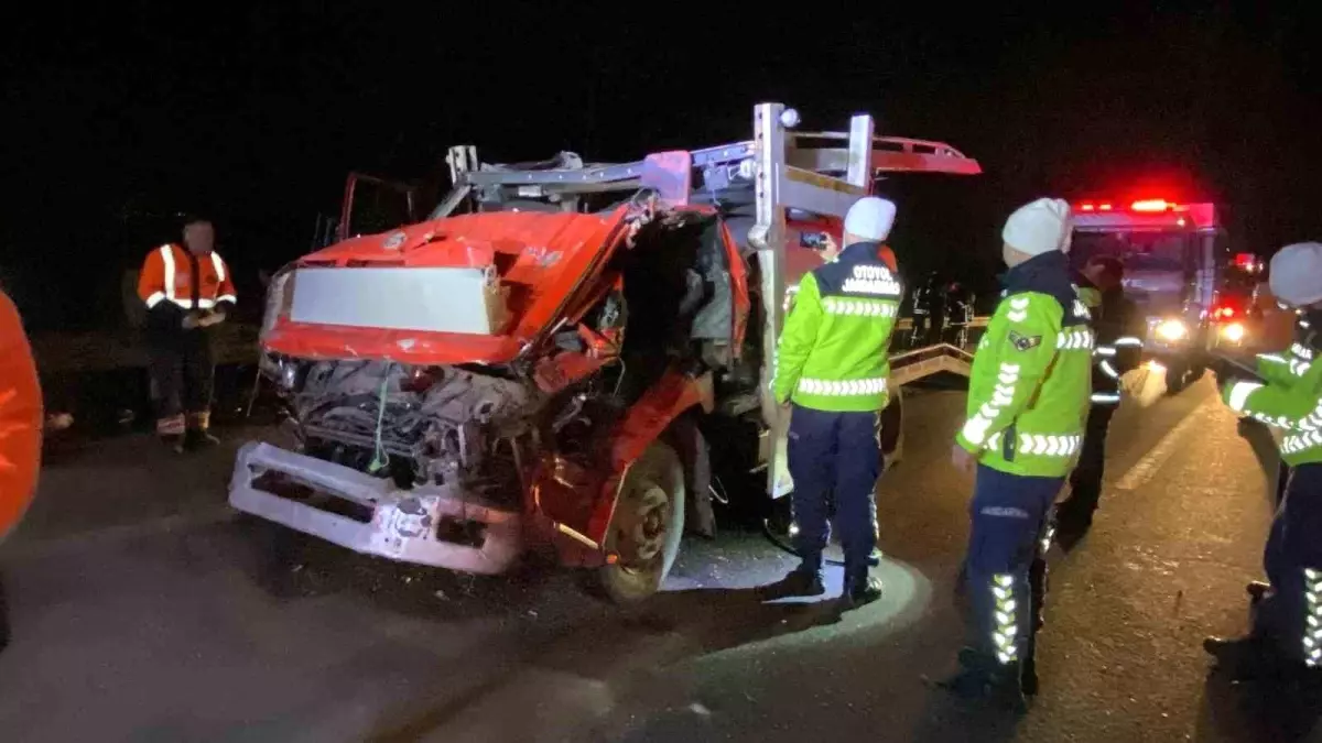 TEM'de vinç destekli kurtarma: Taşıdığı araçla çarptığı tır arasında sıkıştı