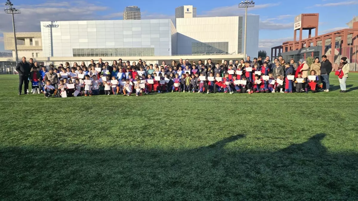 İzmir'de 9-10 Yaş Futbol Turnuvası Başladı