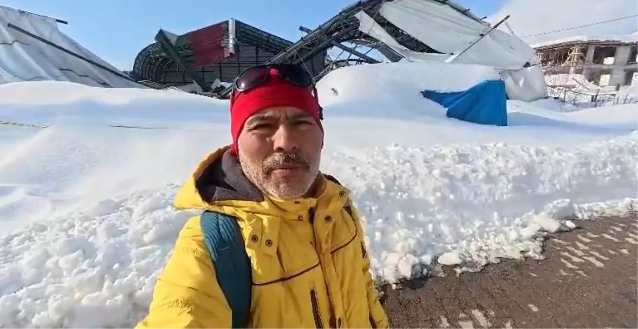 Tokat'ta kapalı halı sahanın çatısı kar yüküne dayanamadı