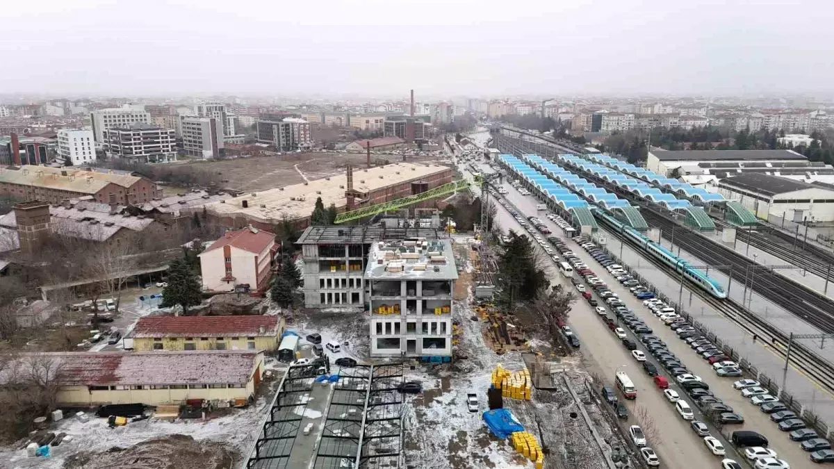 Tonlarca yükü metrelerce yükseklikte adeta iğne deliğinden geçiriyorlar