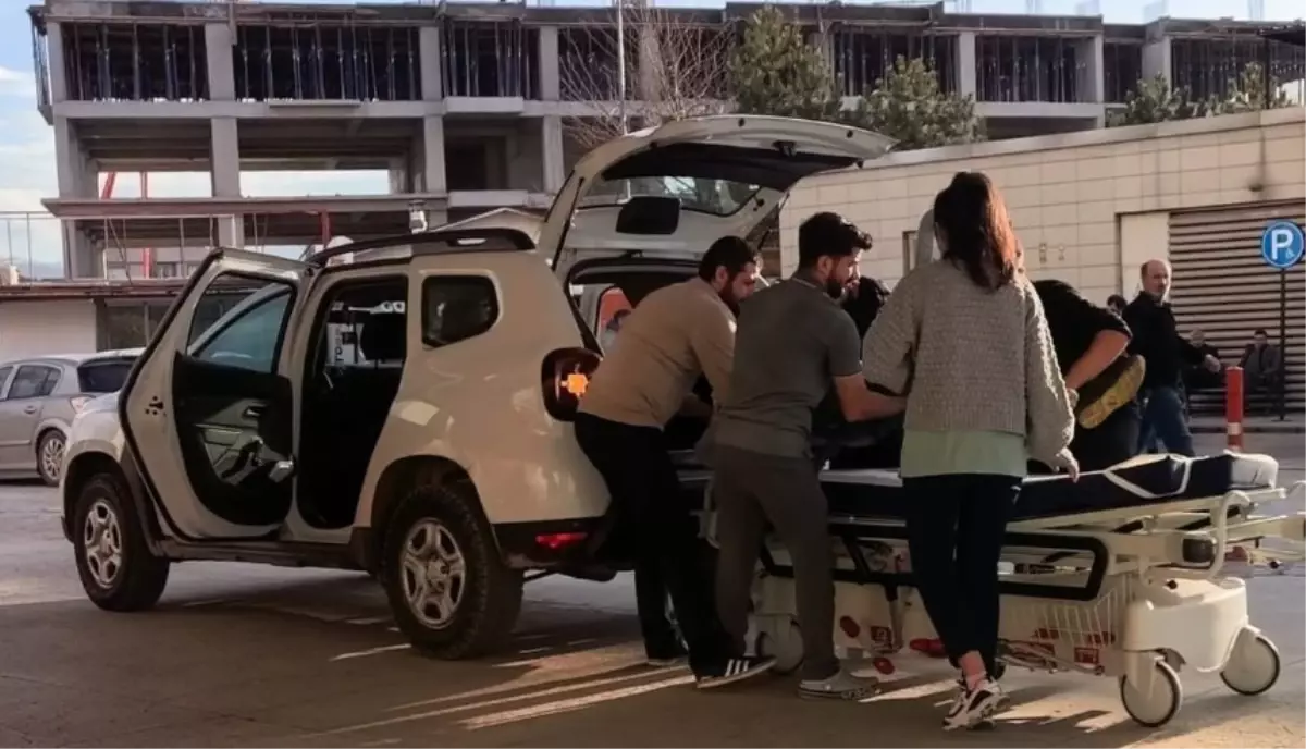 Çatı Tamiri Yapan İşçi Düştü, Yakınları SUV Aracın Bagajında Hastaneye Götürdü