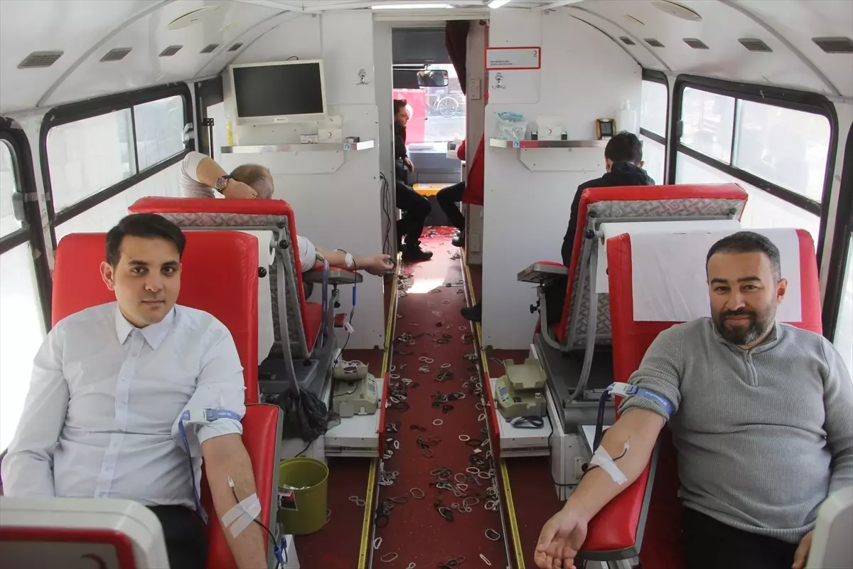 Zara'da 'Birbirimize Candan Bağlıyız' sloganıyla kan bağışı kampanyası düzenlendi