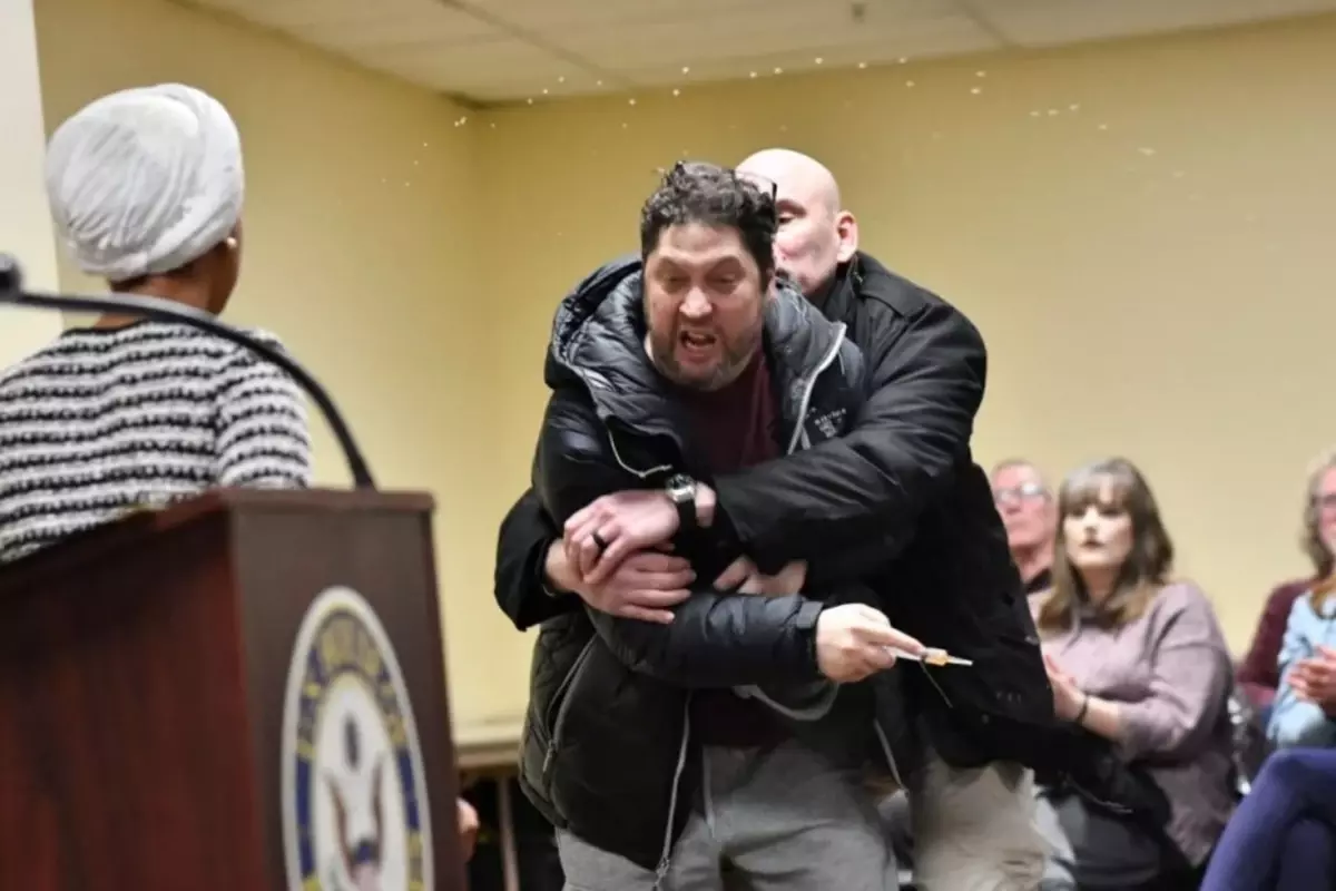 ABD'li siyasetçiye elma sirkesiyle saldıran kişi hakim karşısına çıkacak