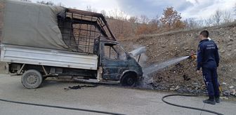 Amasya'da seyir halindeyken yangın çıkan kamyonet kullanılamaz hale geldi