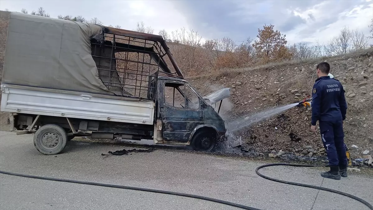 Amasya'da seyir halindeyken yangın çıkan kamyonet kullanılamaz hale geldi