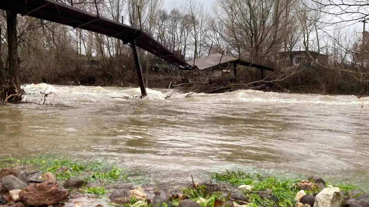 Ayvacık'ta şiddetli yağış: Çay ve dere taştı, yollar ve tarım arazileri sular altında kaldı
