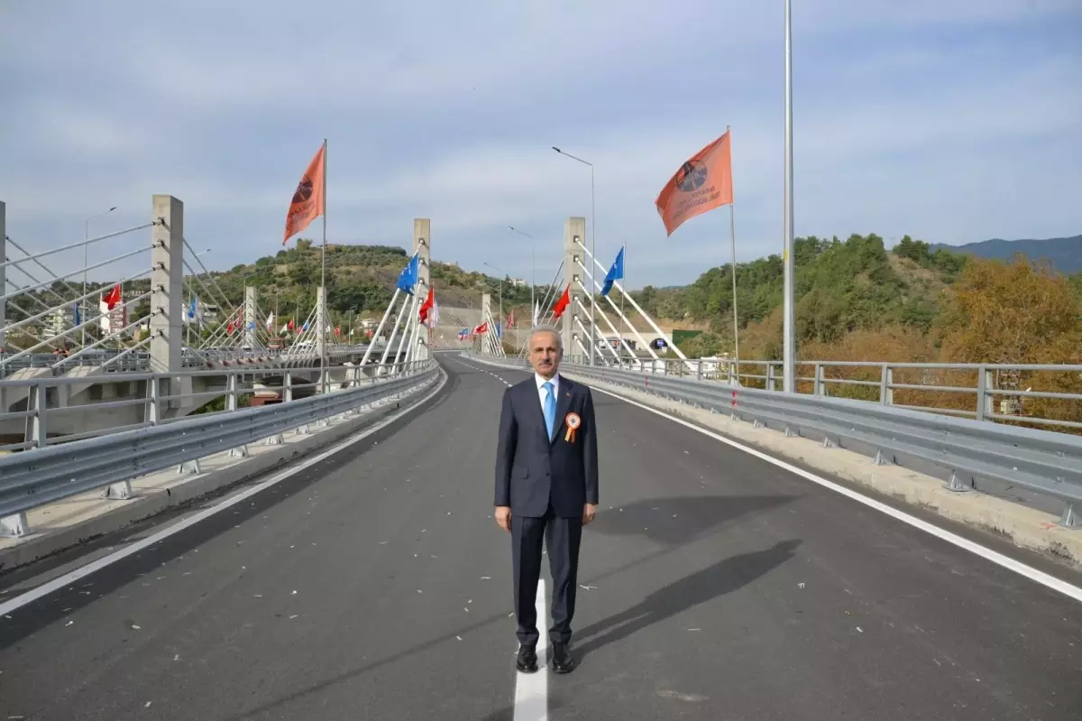 Bakan Uraloğlu: Bölünmüş yol uzunluğumuz, Dünya'nın çevresinin 4'te 3'üne ulaştı