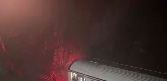 Balıkesir'de yolcu treninin lokomotifi ve 1 vagonu toprak kayması nedeniyle raydan çıktı