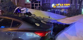 Beylikdüzü'nde şiddetli rüzgar nedeniyle bir binanın dış cephe kaplaması aracın üzerine düştü