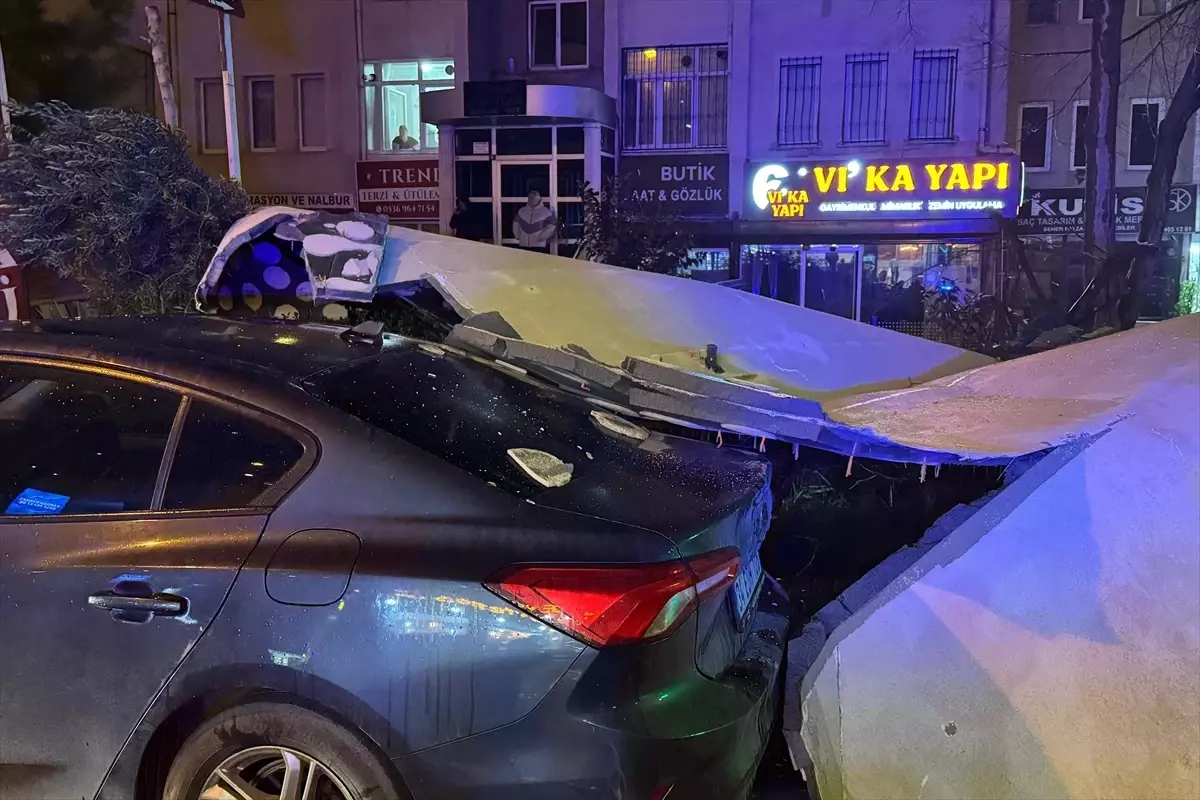 Beylikdüzü'nde şiddetli rüzgar nedeniyle bir binanın dış cephe kaplaması aracın üzerine düştü