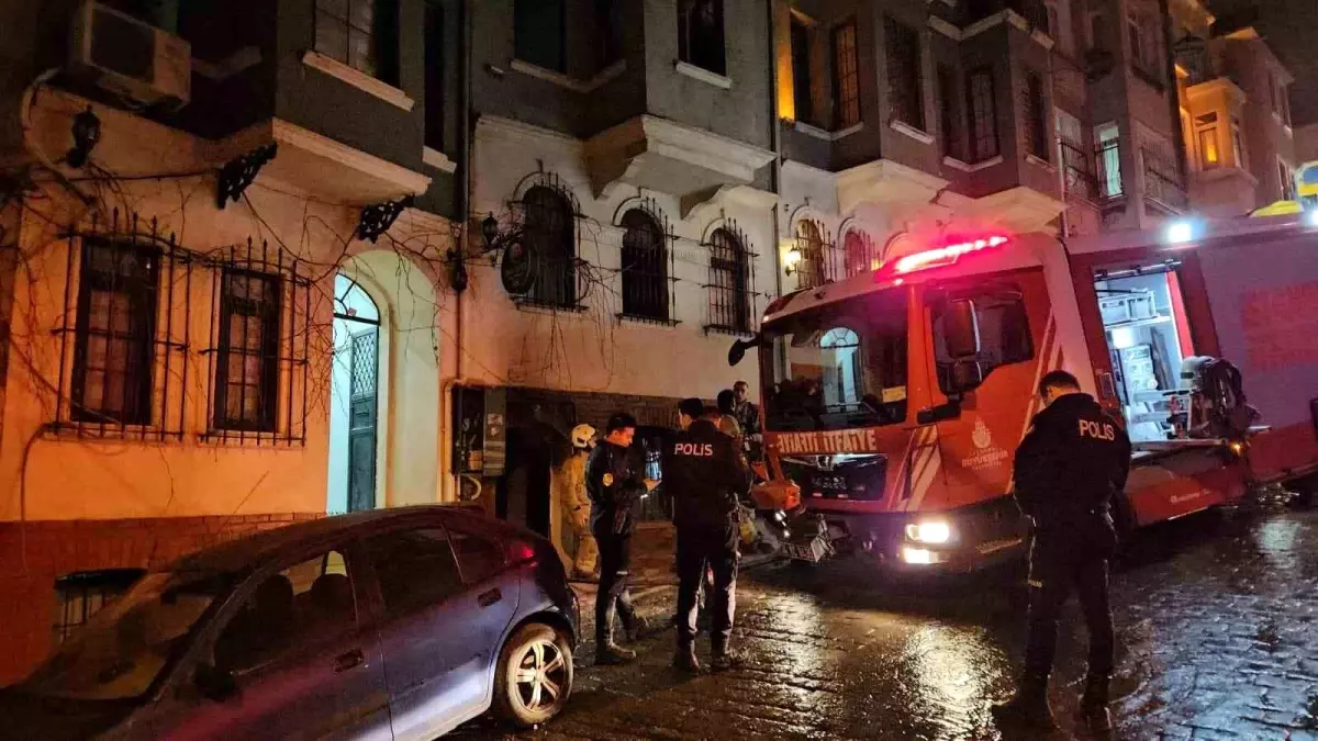 Beyoğlu'nda otelde yangın paniği: Mahsur kalan 3 kişi kurtarıldı