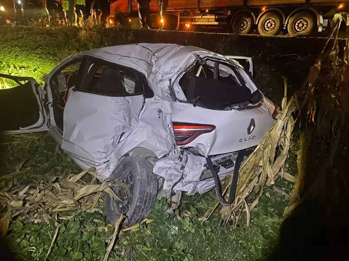 Bilecik'te 2 çekiciye çarpan otomobildeki 2 kişi yaralandı