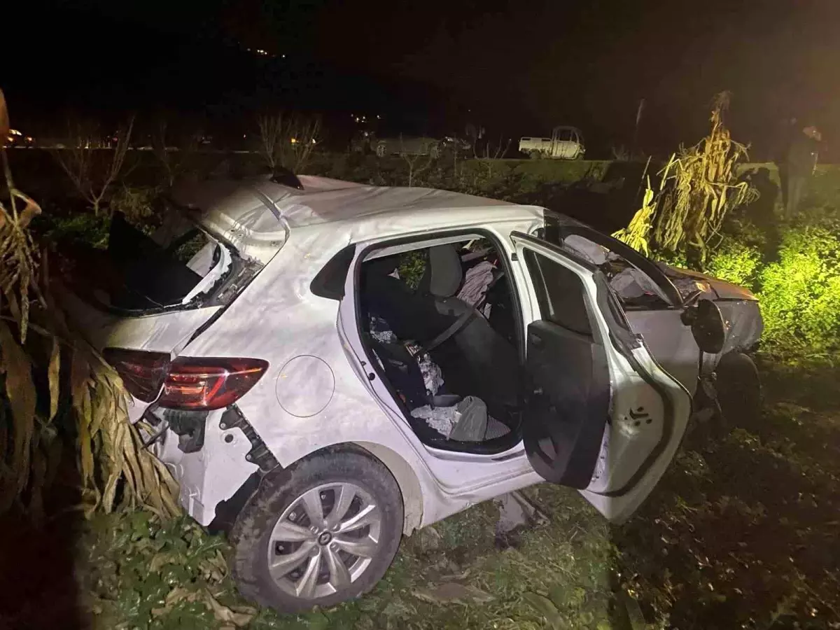 Bilecik'te otomobil tırlara çarptı: 2 yaralı