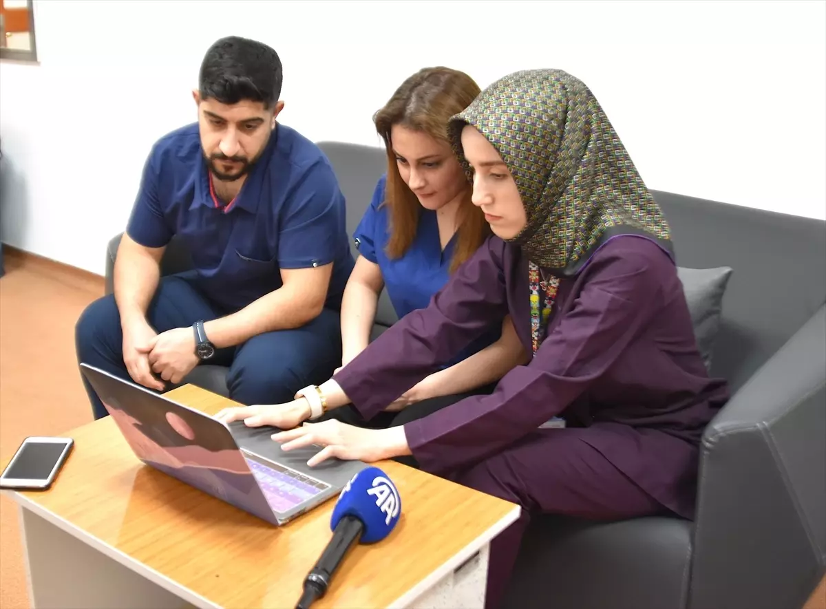 Bitlis Devlet Hastanesi'nde görevli hemşireler AA'nın "Yılın Kareleri" oylamasına katıldı