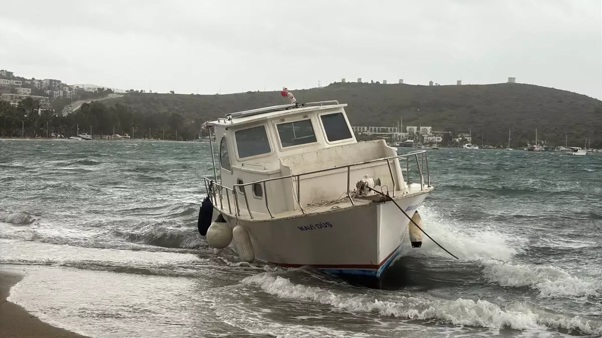 Muğla'da Fırtına Etkili: Balıkçı Teknesi Karaya Vurdu, Feribot Seferleri İptal Edildi