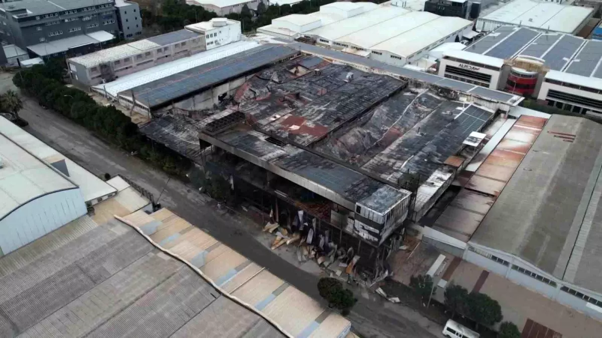 Bursa'da gece alevlere teslim olan fabrika sabahın ilk ışıklarıyla havadan görüntülendi