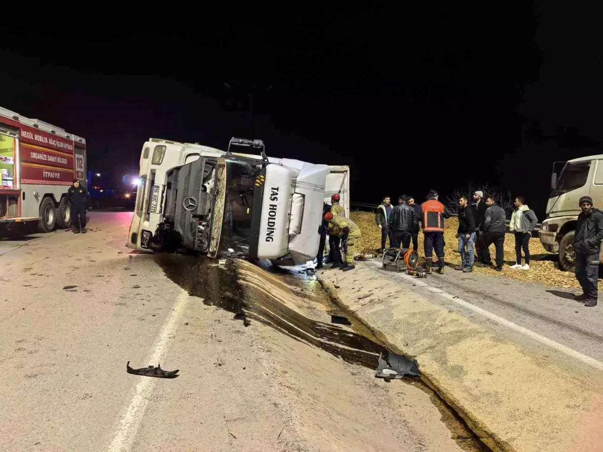 Bursa'da talaş yüklü tır devrildi: Araçta sıkışan genç sürücü hayatını kaybetti