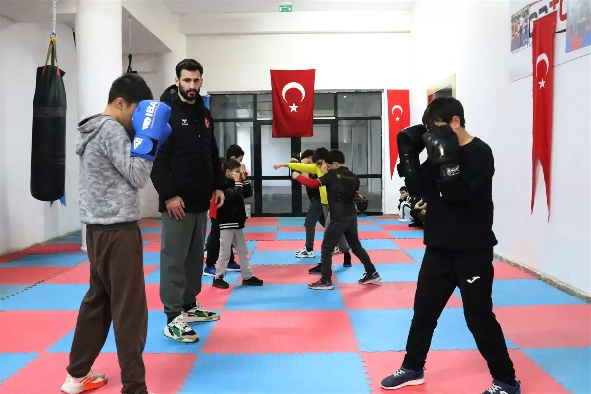 Caminin kullanılmayan bölümü çocuklar için spor salonu oldu