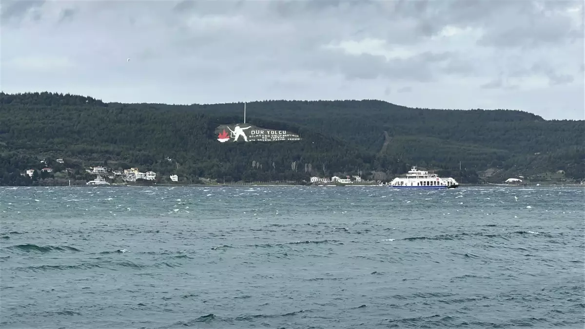 Çanakkale Boğazı fırtına nedeniyle çift yönlü trafiğe kapatıldı