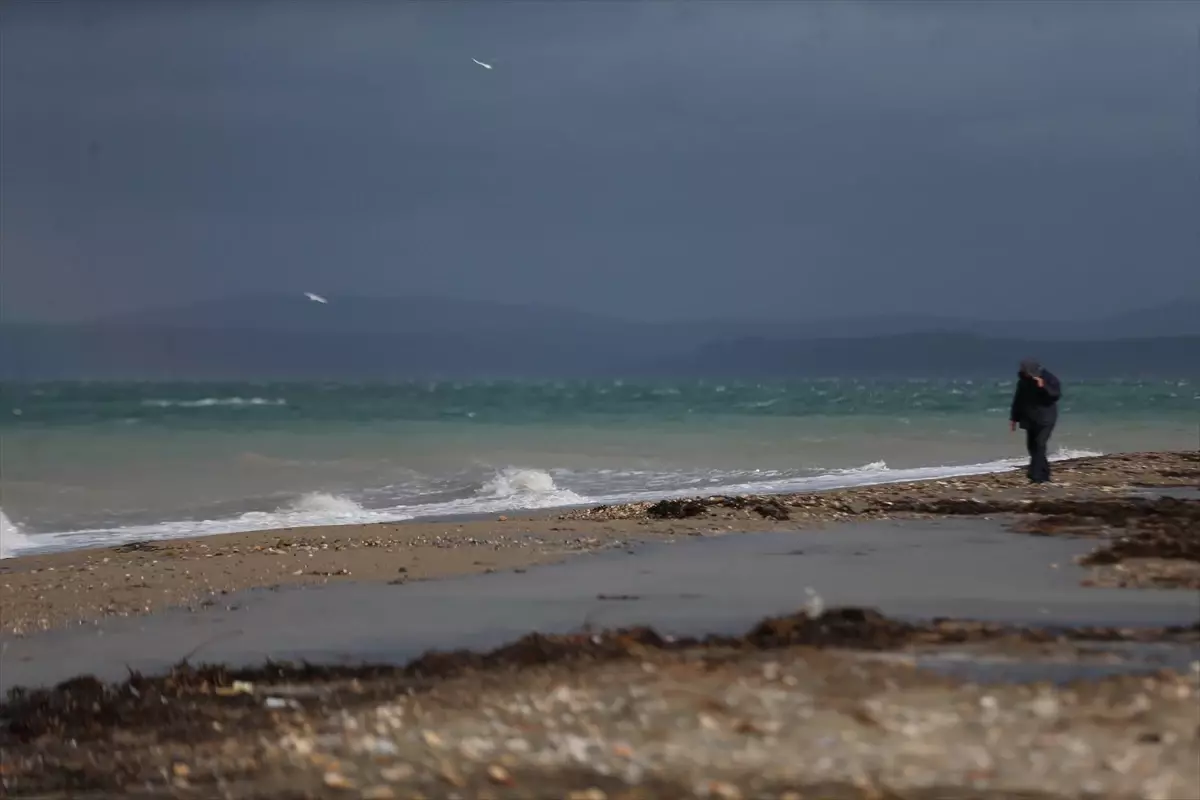 Çanakkale Boğazı fırtına nedeniyle transit gemi geçişlerine kapatıldı