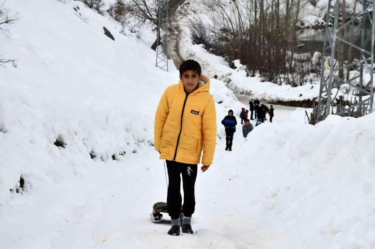 Çocukların kızaklarla kar keyfi