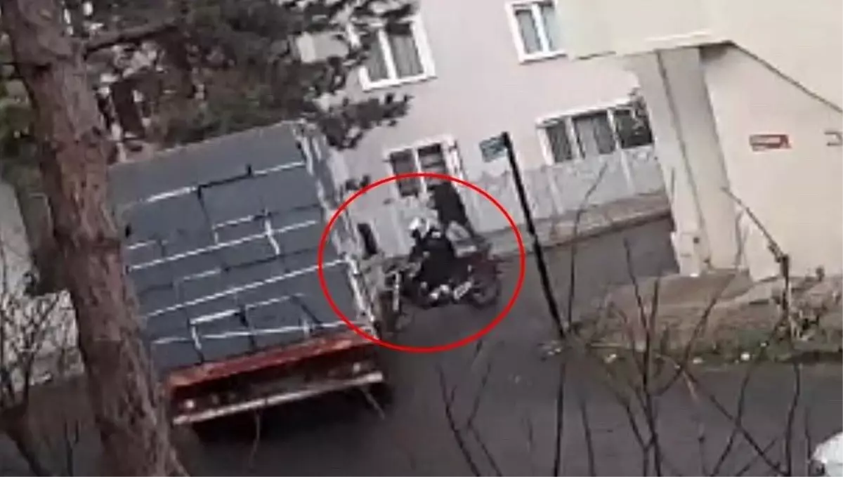 Çorlu'da kamyonetle motosikletin çarpıştığı kaza kamerada