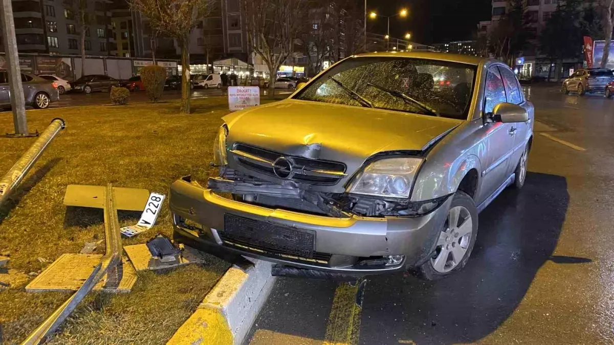 Çorum'da otomobil sinyalizasyon direğine çarptı: 1 yaralı