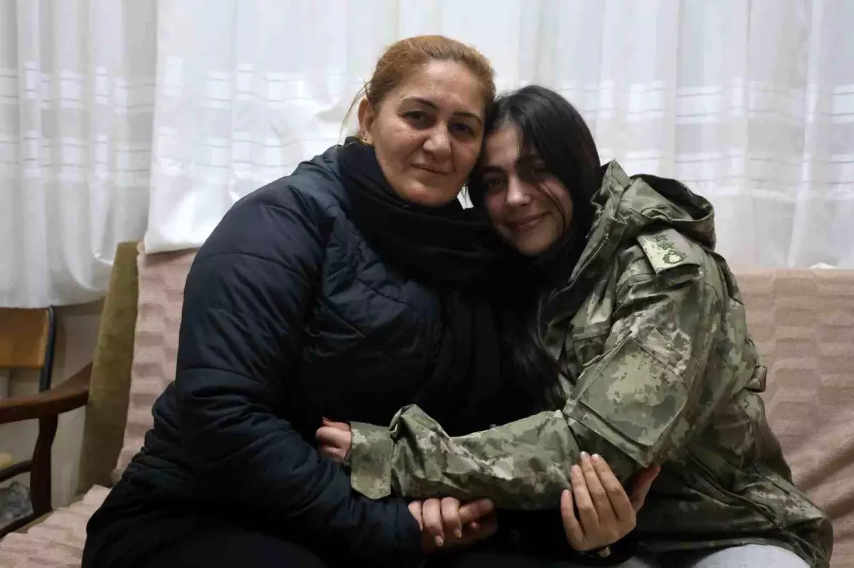 Depremde annesini ve ağabeyini enkazdan kurtaran askerin üşümesin diye kendisine verdiği montu geri verebi...