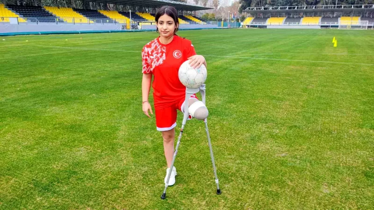 Depremzede Tuğba protez bacağıyla yeşil sahalara çıktı