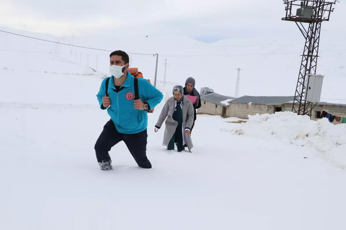 Van'da Evde Sağlık Hizmeti Veren Doktor ve Ekibi Karlı Yolları Yürüyerek Hastalara Ulaşıyor