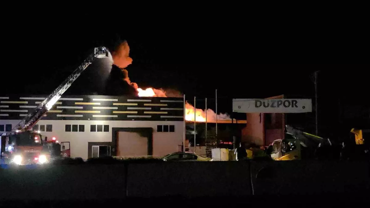 Düzce'de strafor fabrikasında yangın