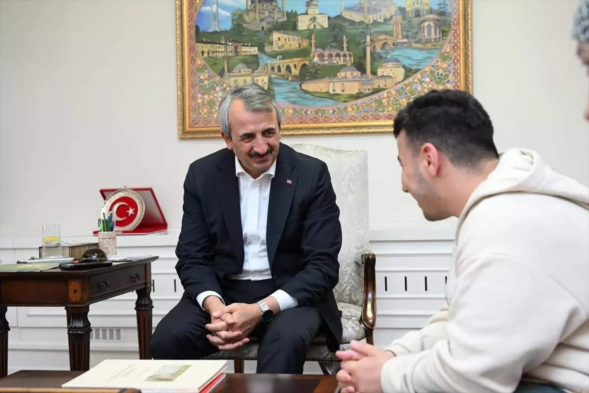 Edirne Valisi Sezer engelli gencin iş sevincini paylaştı