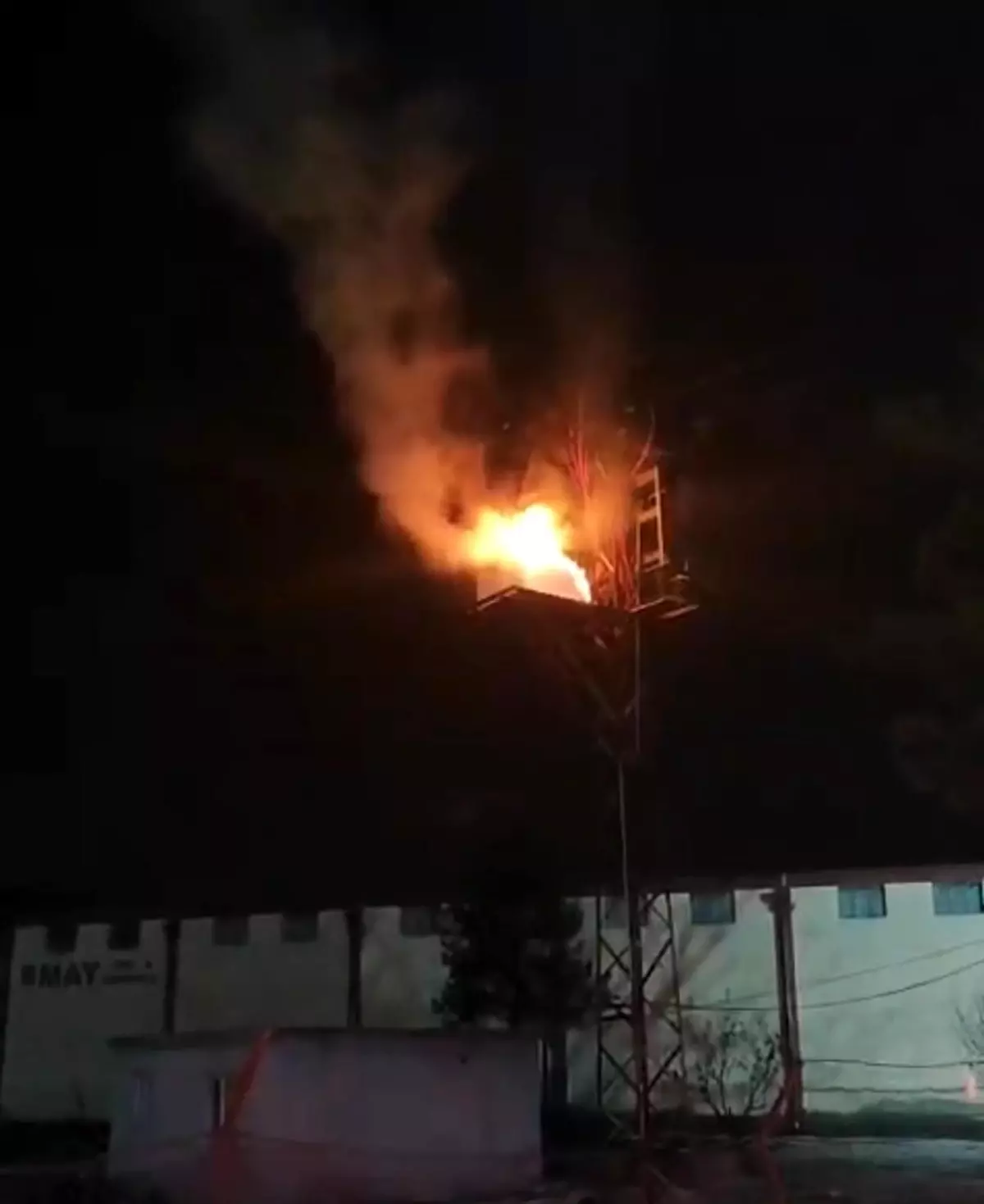 Elektrik direğindeki pano alev alev yandı